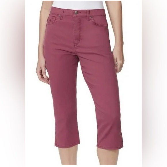 Gloria Vanderbilt 
Amanda Capri - Picture 1 of 3